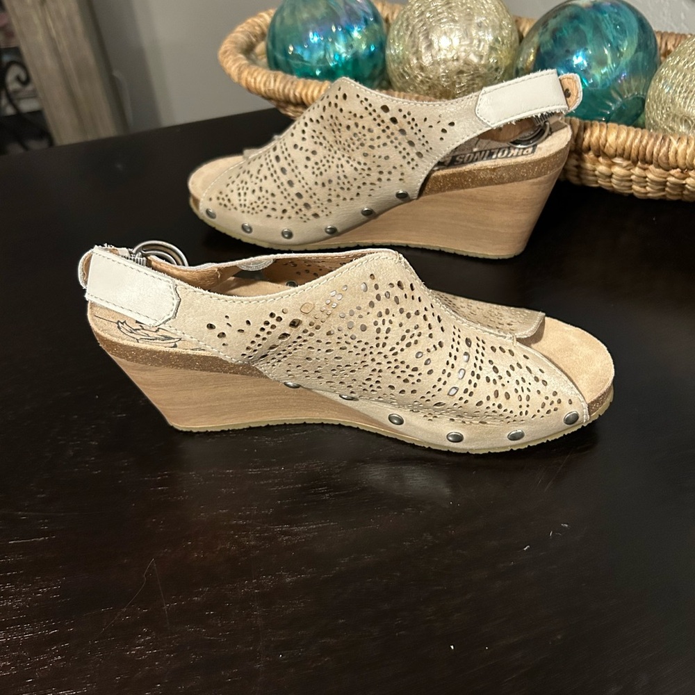 PIKOLINOS Cream Wedge Shoes with Perforated Floral Design Size 41 - Picture 5 of 9